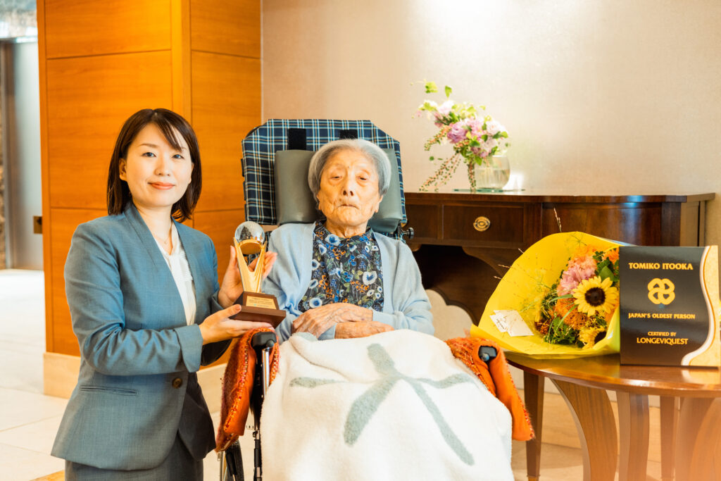 Tomiko Itooka, World's Oldest Person, with trophy and Yumi Yamamoto © LongeviQuest