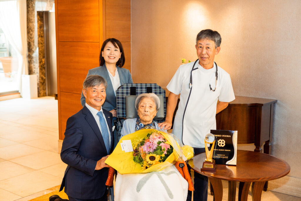 Tomiko Itooka (糸岡富子), with LongeviQuest representative Yumi Yamamoto (山本優美), Atsushi Kishimoto, CEO of Nursing Home (left), and Dr. Kōno. © LongeviQuest