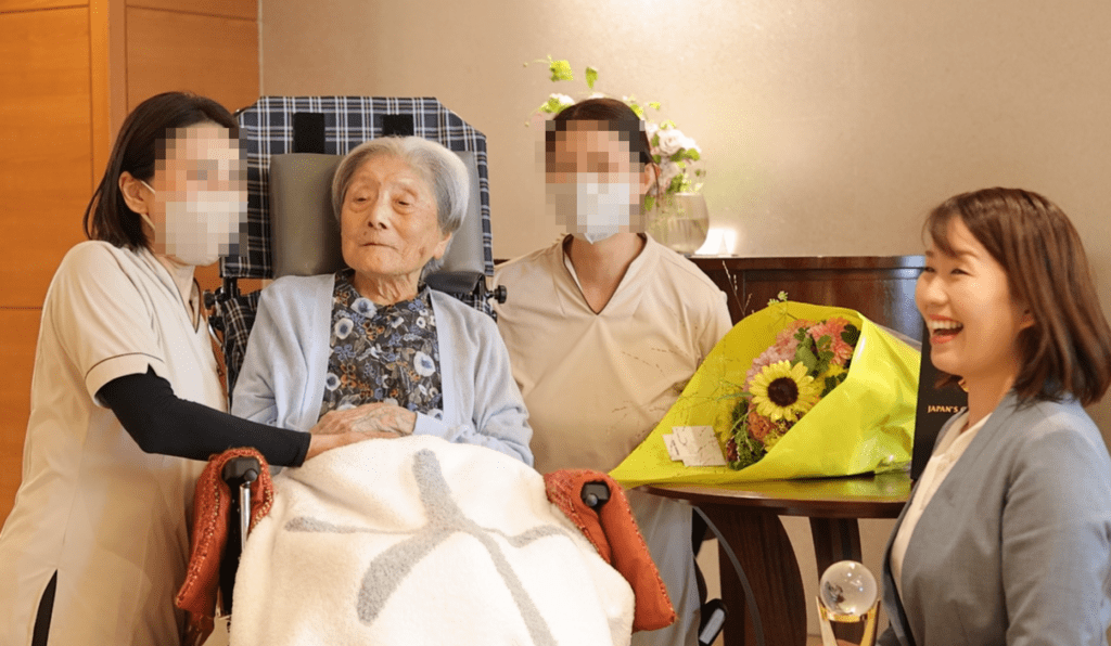 Tomiko Itooka, World's Oldest Person, with her caregivers and Yumi Yamamoto of LongeviQuest © LongeviQuest