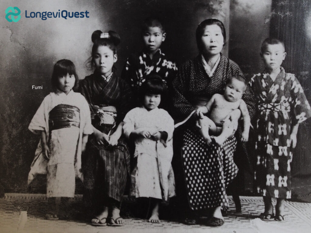 Fumi Seino as a child, with her family.