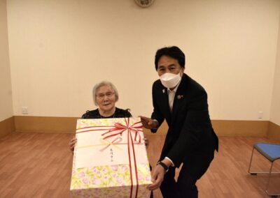 In September 2022, aged 108, with the Mayor of Kameoka, Takahiro Katsuragawa. (Source: 亀岡市役所)