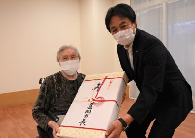 In September 2022, aged 108, with the Mayor of Kameoka, Takahiro Katsuragawa. (Source: 亀岡市役所)