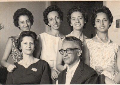 In 1959, with her husband and their four daughters. (Source: Matinal)