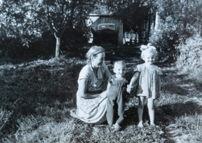 In 1956, with her two youngest children, Ole Gunnar (born 1954) and Anne Lise (born 1951). (Source: vg.no)