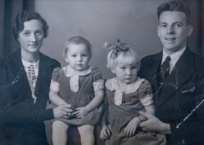 Anundsen and her husband Gunnar, along with their two eldest children, Lillian and Ingrid. (Source: vg.no)