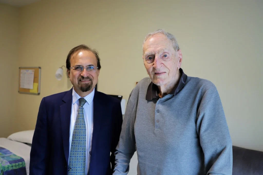 Easton shortly before his 106th birthday, with Perminder Sachdev. (Source: Ryman Healthcare)