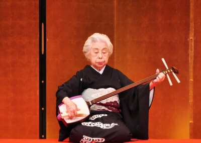 Kyōsen Kineya performing at Kioi Small Hall in Kioicho, Tokyo, in March 2013, at the age of 98. (Source: 致知出版社)