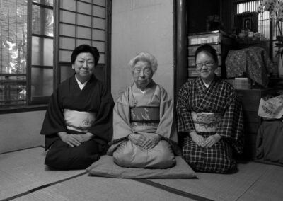 In 2013, with her daughter and granddaughter. (Source: Odawara City)