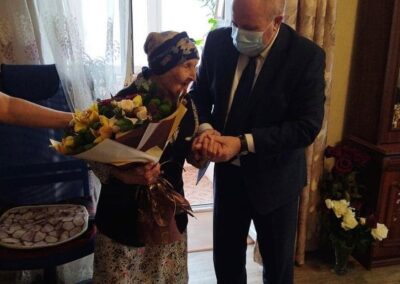On her 107th birthday. (Source: Социальная работа Хабаровск)
