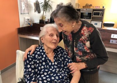 At the age of 109, with her daughter. (Source: Islàndia RAC1)