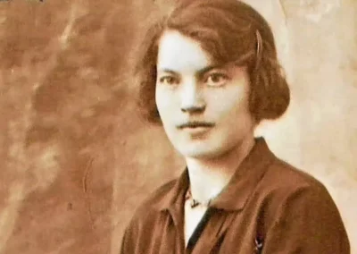 As a young woman. (Source: Le Télégramme)
