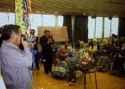 Nao Ikeda is congratulated by the mayor on her 110th birthday. (Source: Kochi Shimbun, 8 December 2000)