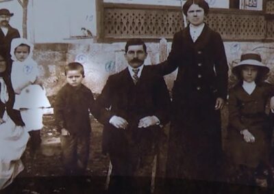 Comănescu (fourth from the left) with his siblings, parents, and grandparents. (Source: Life.ro)