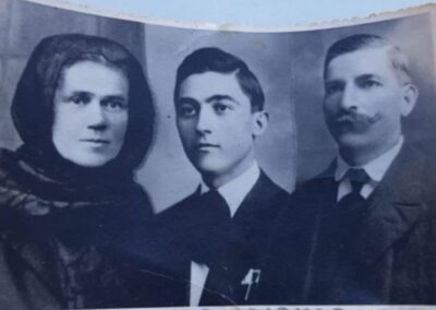 Comănescu with his parents. (Source: Life.ro)