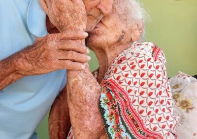 On her 112th birthday in 2025, with her son, José Pecinalli Filho (born 20 September 1934).