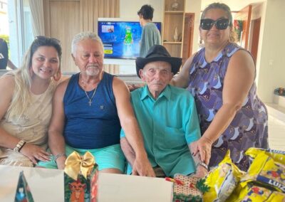 In December 2023, aged 106, with his son Aluísio, daughter-in-law, and granddaughter.