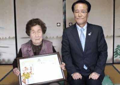 In May 2015, her 100th birthday. (Source: town.mitake.lg.jp)