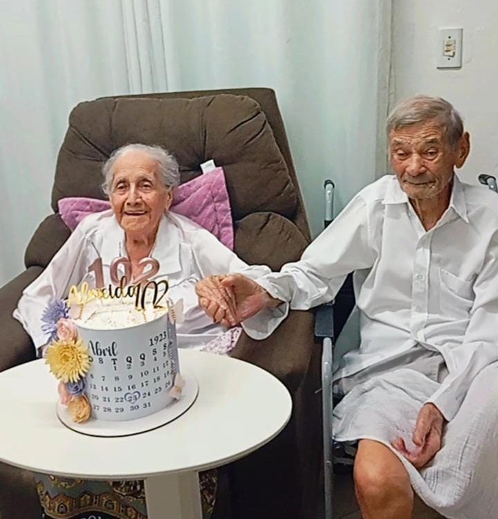Longest-Married Couple Presented with LongeviQuest Award