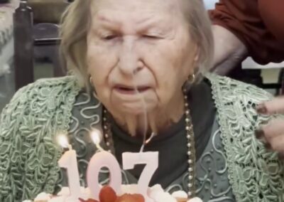 On her 107th birthday in 2024. (Source: Dr. José Luis Jr Harmonização & Sorriso Premium)