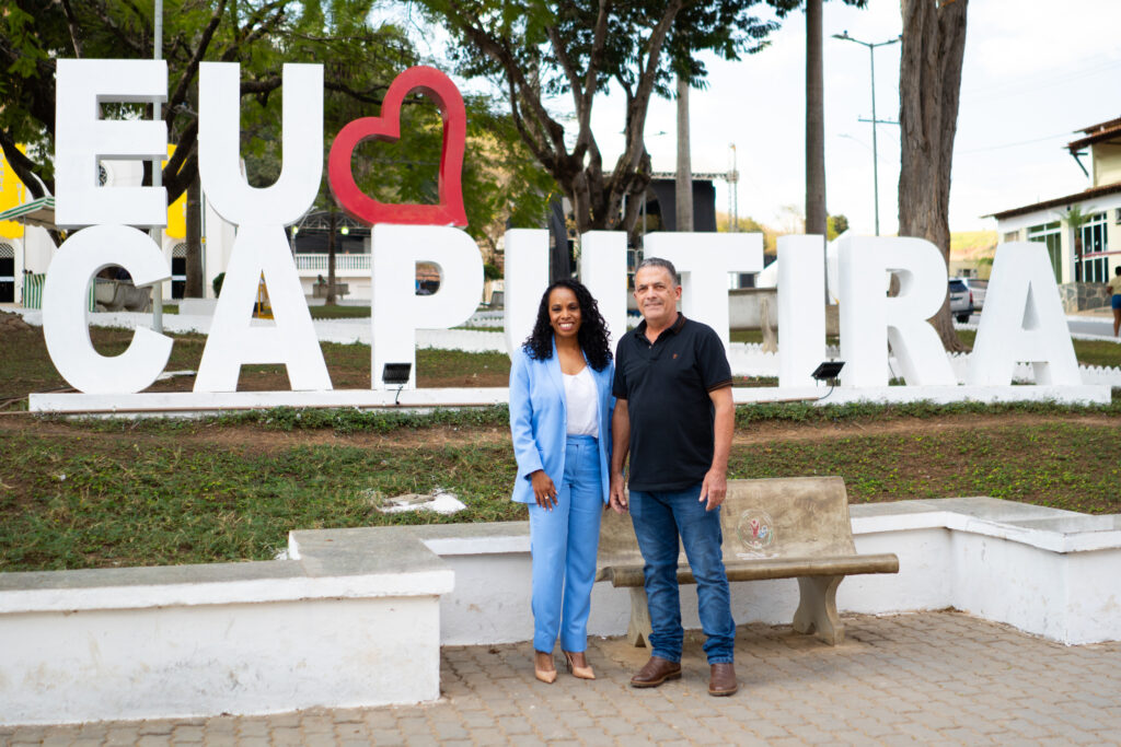 Iara Souza, along with the Mayor of Caputira, Edgar Araújo.