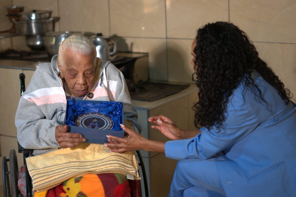 During the interview, Iara Souza presented her with a small gift—a mandala of Our Lady of Aparecida.