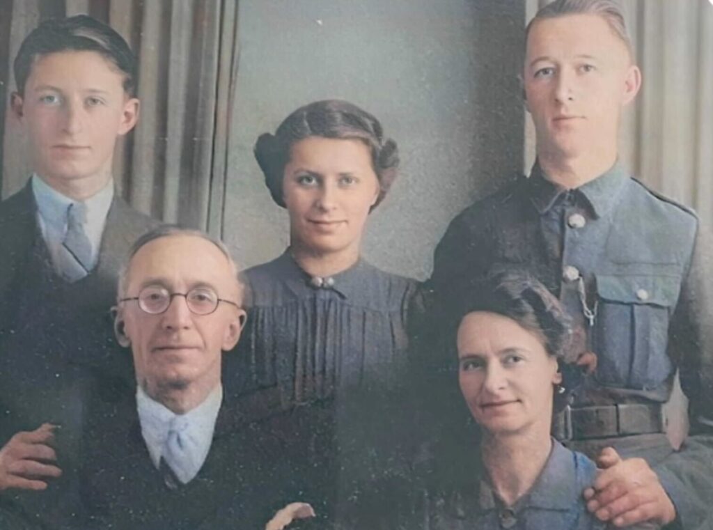 In 1940, with his parents and siblings. (Courtesy of Owen Filer)