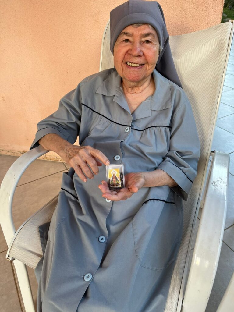 Irmã (Sister) Yolanda Maria Beltrão de Azevedo, aged 92, Yolanda's daughter.