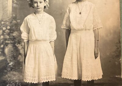 Ada (right) with her younger sister, Hazel. (Source: Find A Grave)