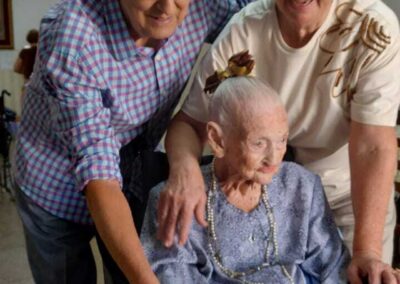 On her 111th birthday with her youngest daughter Lígia, and son-in-law Francisco.
