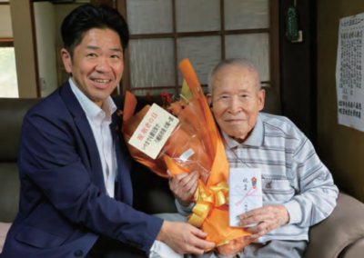 With the Yawatahama City Mayor, Ichiro Oshiro, while celebrating his longevity in September 2025, aged 109. (Source: Yawatahama City).