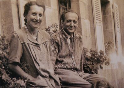With her husband. (Source: histoireprotestants22.blogspot.com)