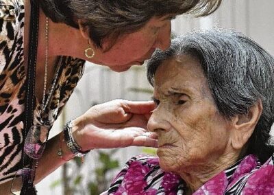 At the age of 111, with her daughter Cecilia. (Source: El País.com.co)