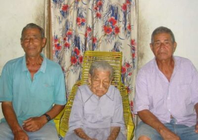 With her sons, Nicolás Antonio and Juan Evangelista Tapia Ospino. (Source: Facebook / VALLENATO PURO)