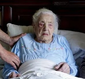 On her 111th birthday in 2013. (Source: La Voz de Galicia)