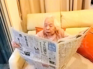 Tsuru Yamamoto reading a newspaper at age 111