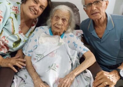 At age 107, with her daughter Nelcy and son-in-law João Alvécio. (December 2025)