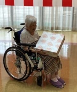 In September 2022, aged 110. (Source: shotokuenhirakata.blog.fc2.com)