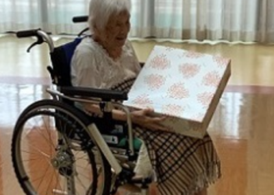 In September 2022, aged 110. (Source: shotokuenhirakata.blog.fc2.com)