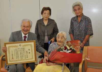 In September 2010, aged 111, along with Yoshihide Yada, the Mayor of Chūō. (Source: Chuo City)