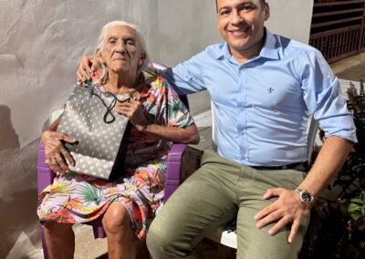 On her 109th birthday, with her grandnephew Antônio Pereira.