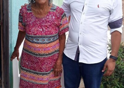 At age 101, with her grandnephew Antônio Pereira.