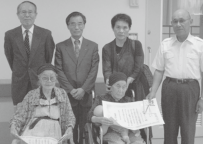Takaki (right) in 2010, at the age of 104. (Source: town.kasuya.fukuoka.jp)