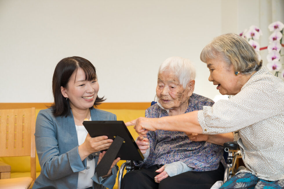 粟田千年さん、娘の近藤伸子さん、LongeviQuestの山本優美