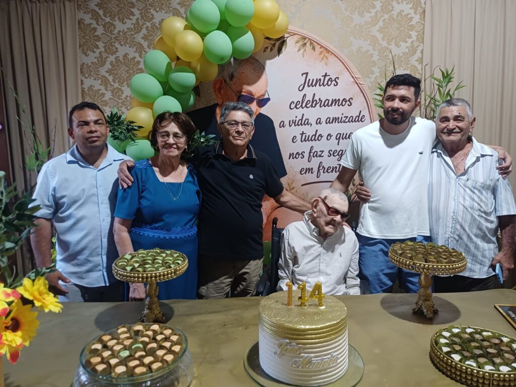 With six of his children: Vin&iacute;cius (42), F&aacute;tima (77), Arilo (81), Jarbas (37), and Raimundo (75).