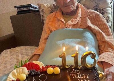 On her 110th birthday. (Source: visurilenuautermenlimita.com)